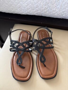 Kelly & Katie Black Strappy Toe-Loop Sandals. Size 9